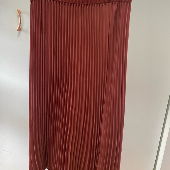 Babaton pleated skirt from aritzia. - Picture 5 of 10